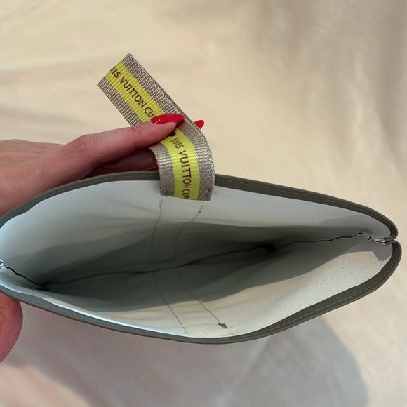 Louis Vuitton Pouch - Picture 6 of 9
